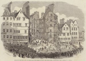 Odstraňování mrtvých a zraněných z padlého domu na High-Street v Edinburghu