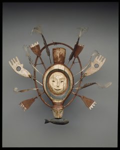 Maska s pečetí nebo duchem z mořské vydry, konec 19. století (dřevo, barva, střeva a peří) od culture Yupik
