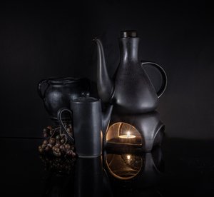 Svíčka „Dark Ceramics Candle Glow“ od larryliu