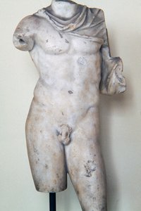 Mužská postava, římská socha z řeckého originálu, římská civilizace