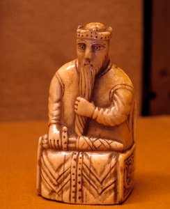 Královská šachová figurka z mroží slonoviny. Z Norska. Slunce. 0,087 x 0,033 m. 12. století. Muzeum Louvre, Paříž