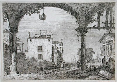 Pohled přes arkádu směrem k pobřežním budovám (lept) od Canaletto