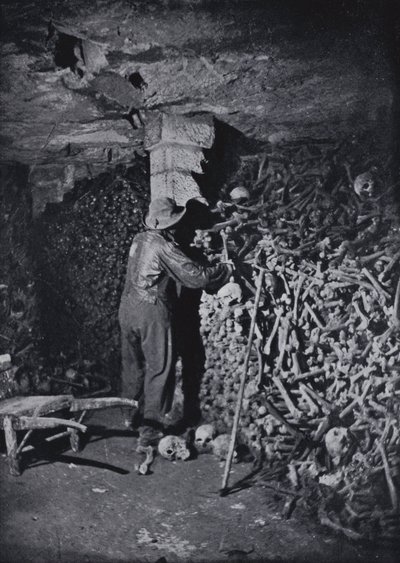 V katakombách Paříže (černobílá fotografie) od Nadar