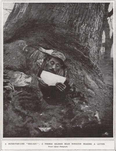 "Vykopaný" jako Peter-Pan, francouzský voják poblíž Monastiru čte dopis (černobílá fotografie) od (after) English photographer
