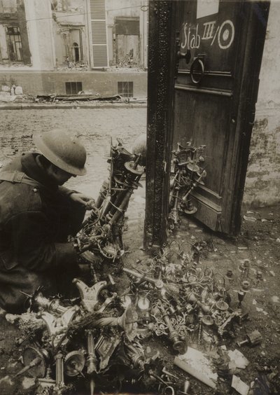 Cambrai, svícny svázané do svazků, připravené k odvozu Němci, ale zanechané od (after) English photographer