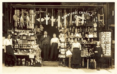 Obchod se smíšeným zbožím, případně v přímořském letovisku (černobílá fotografie) od (after) English photographer
