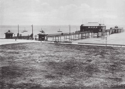 Lytham Pier (čb fotografie) od (after) English photographer