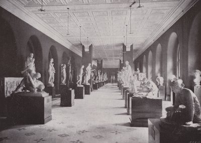 Sculpture Hall, Victoria and Albert Museum (černobílá fotografie) od (after) English photographer