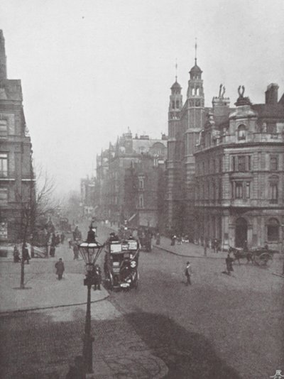 Sloane Square a ulice a kostel Nejsvětější Trojice (čb fotografie) od (after) English photographer