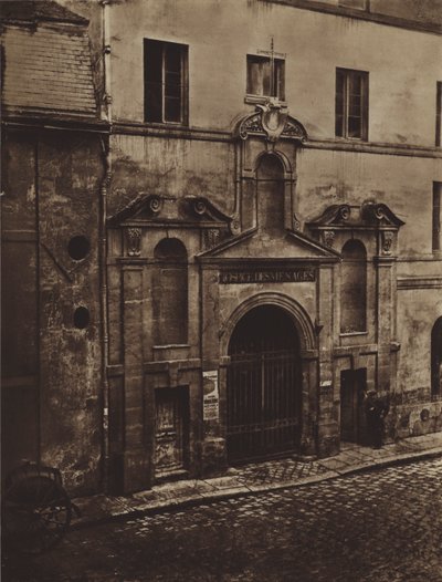 Vchod do Hospice des Menages rue de Sevres v roce 1868 (černobílá fotografie) od (after) French Photographer