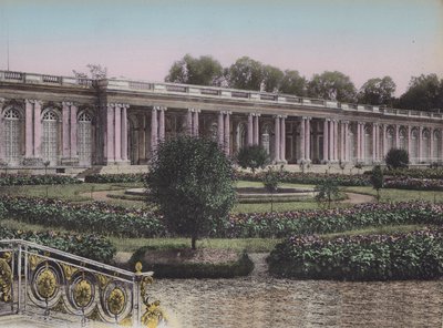 Grand Trianon, Facade sur les Jardins, Great Trianon, Pohled zepředu na zahrady (barevné foto) od (after) French Photographer