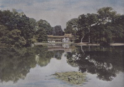 Petit Trianon, Pohled na Hamlet a jezero (barevné foto) od (after) French Photographer