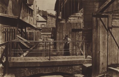 Břehy Bievre na dně rue des Gobelins (černobílá fotografie) od (after) French Photographer