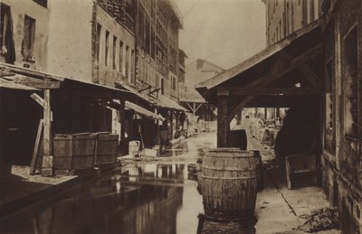 Koželužny na břehu Bievre (černobílá fotografie) od (after) French Photographer