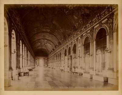 Paříž: Versailles, Zrcadlový sál (čb fotografie) od (after) French Photographer