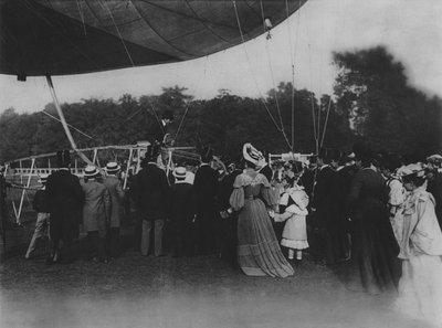 Santos Dumont a jeho vzducholoď (černobílá fotografie) od (after) French Photographer