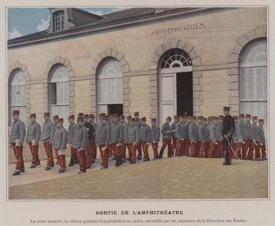 Odchod z amfiteátru (barevné foto) od (after) French Photographer