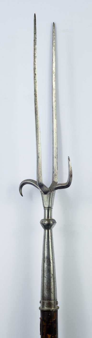 Military Fork, cca 1600 (železo s restaurovaným dřevem) od (attr.to) Italian School