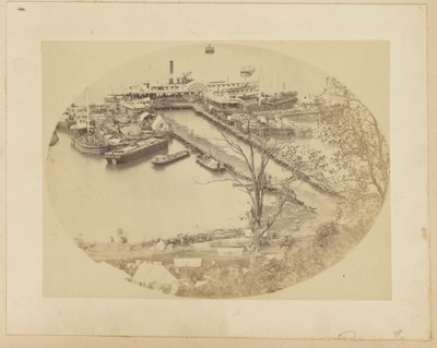 [Lower Wharf, Belle Plain, USMRR Construction Corps.] [16. května 1864]. od A.J. Russell