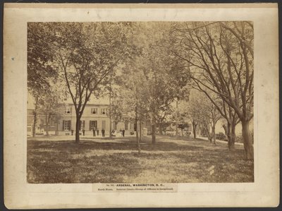 č. 242. Arsenal, Washington, D.C., North Front. Vnitřní dvůr. Skupina důstojníků v popředí. od A.J. Russell