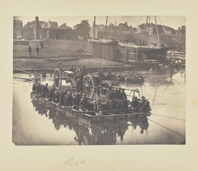 [Vory s přikrývkami převážející polní dělostřelectvo a mužstvo přes řeku Potomac] od A.J. Russell
