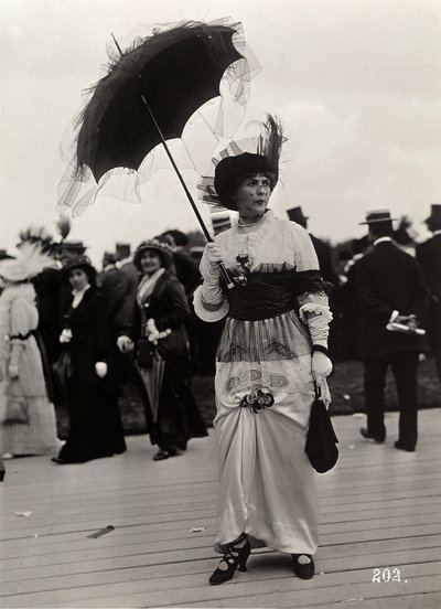 Móda na závodech: divačka na Journée des drags, Auteuil, Francie (želatinový stříbrný potisk) od A. Calavas