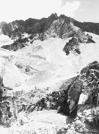 Mramorový lom v Apuánských Alpách v Toskánsku (černobílá fotografie) od A. Corsini