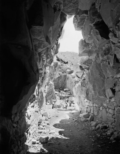 Bagry při práci v mramorovém lomu v Apuánských Alpách, Toskánsko (černobílá fotografie) od A. Corsini