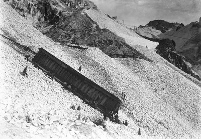 Přeprava obrovského konvoje obsahujícího mramor podél útesů poblíž lomu v Apuánských Alpách, Toskánsko (č/b foto) od A. Corsini