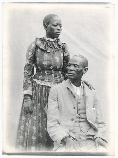Khama a jeho manželka, kolem roku 1910 (platinový tisk) od A. E. Hargreave