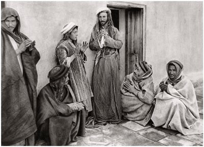 Mullah učící modlitbu k mladému muži, Irák, 1925. od A. Kerim