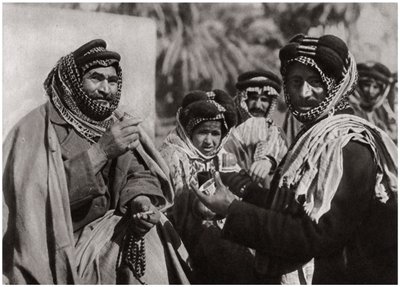 Šejk užívající si slavnou arabskou kávu, Irák, 1925 od A. Kerim