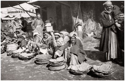 Suq El Khubur, nativní trh s chlebem, Bagdád, Irák, 1925. od A. Kerim