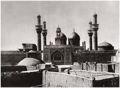 Zlaté kopule a minarety mešity al-Kadhimiya, Bagdád, Irák, 1925 od A. Kerim