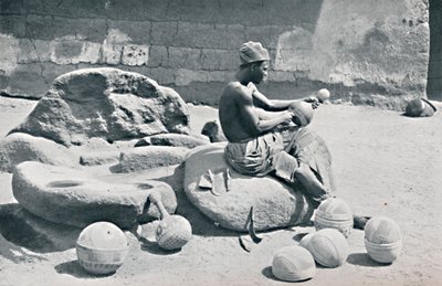 Muž z Yoruby rytí hliněné misky a nádoby na vodu, vnitrozemí Lagos, jižní Nigérie, 1912 od A. W. Gelston