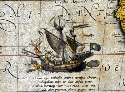 Magellanův člun „Victoria““, který proplouval Tichým oceánem zastoupený v holandském atlasu Abrahma Orteliuse (1580). od Abraham Ortelius