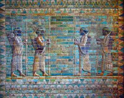Detail z vlysu lučištníků, Palác Dareia I., Susa, Írán, cca 510 př.nl (glazovaná cihla) od Achaemenid