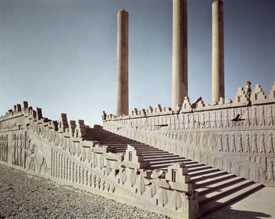 Pohled na východní schodiště Apadany (Audienční síně) kolem roku 515 př. n. l. od Achaemenid