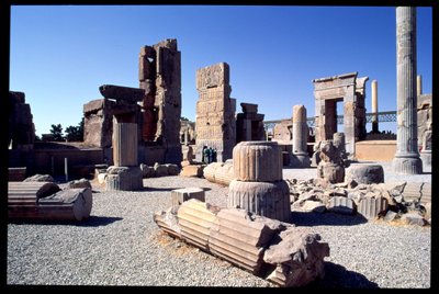 Pohled na západní vchod do Stosloupové síně od Achaemenid