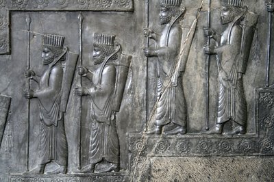 Nástěnná řezba zobrazující královskou gardu, Tachara, Persepolis, cca 6.-5. století před naším letopočtem (šedý kámen) od Achaemenid