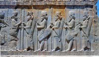 Nástěnná řezba zobrazující královskou gardu, Tachara, Persepolis, cca 6.-5. století před naším letopočtem (šedý kámen) od Achaemenid