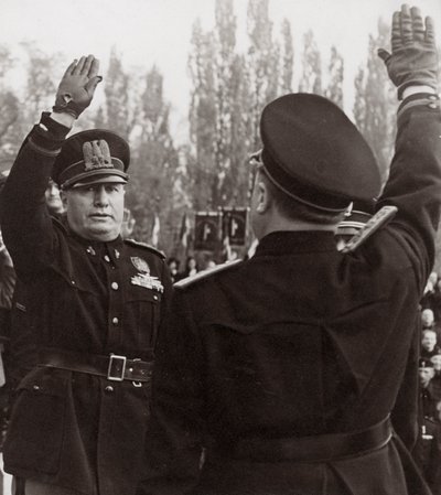 Benito Mussolini ctí fašistického úředníka pozdravem (černobílá fotografie) od Achille Villani