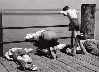 Busy With Fishing, Itálie, cca 1950-60 (želatinový stříbrný tisk) od Achille Villani