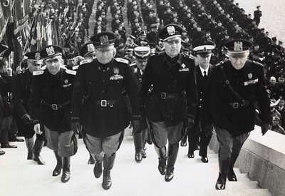 Mussolini na vojenské přehlídce (čb foto) od Achille Villani