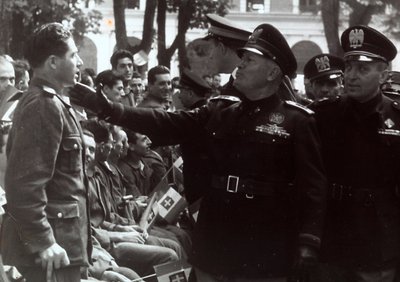Mussolini zdraví vojáka (černobílá fotografie) od Achille Villani