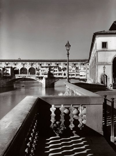 Ponte Vecchio, Florencie, Itálie, kolem roku 1955 (černobílá fotografie) od Achille Villani