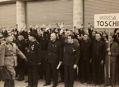 Stavební dělníci společnosti Mauro Toschi fu Ulisse pozdravují vévodu Benita Mussoliniho během inaugurace budov královského letiště "Fausto Fish" v Bologni, 24.10.1936 (čb foto) od Achille Villani