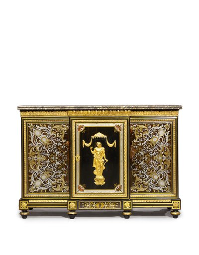 Boční skříň Ludvíka XVI., objednaná Marchand-Mercier Claude-Francois Julliot, obsahující intarzivní panely Ludvíka XIV., kolem 1775-1800 (namontované v ormolu, eben a želva vykládané mosazí a cínem od Adam (attr. to) Weisweiler