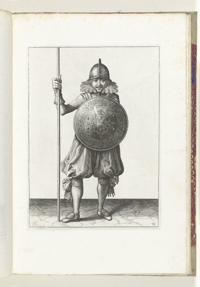 Cvičení se štítem a kopím: voják vrací kopí třikrát do klidové polohy, třetí pohyb (č. 12), 1618 Nassausche Wapen-Handelinge, van Schilt, Spies, Rappier a Targe: zobrazeno beyde figuerlick, ende zarámováno po od Adam van Breen