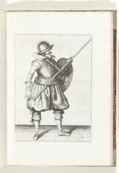 Cvičení se štítem a kopím: voják vrací kopí do klidové polohy třikrát, první pohyb (č. 10), 1618 Nassausche Wapen-Handelinge, van Schilt, Spies, Rappier a Targe: beyde figuerlick vyobrazeny a zarámované po od Adam van Breen